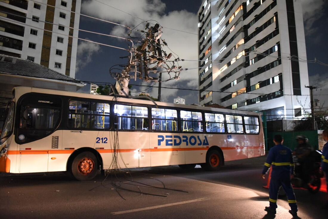 Ônibus é atingido por poste no Recife