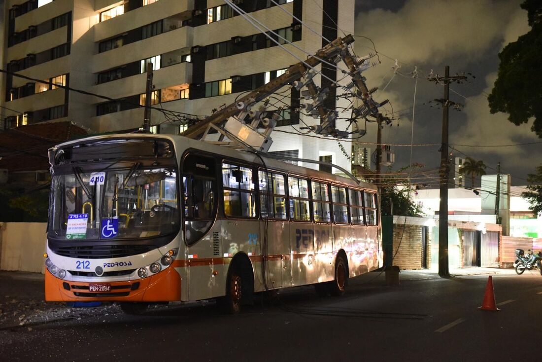 Poste cai em cima de ônibus da linha Vasco da Gama/Derby na Av Rui Barbosa