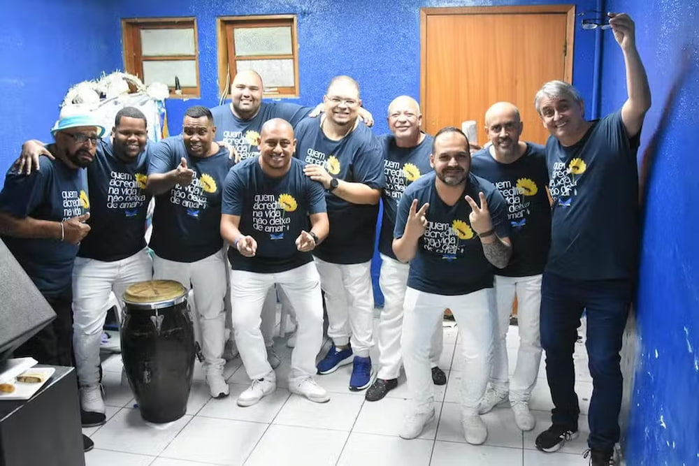 Samir Trindade e cia celebra a vitória com samba-enredo da Portela em 2025 