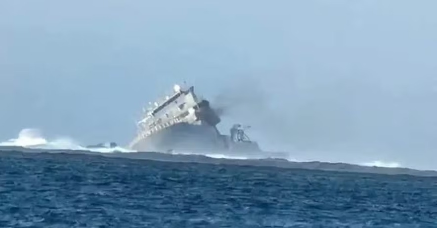 Navio afunda no mar da Nova Zelândia