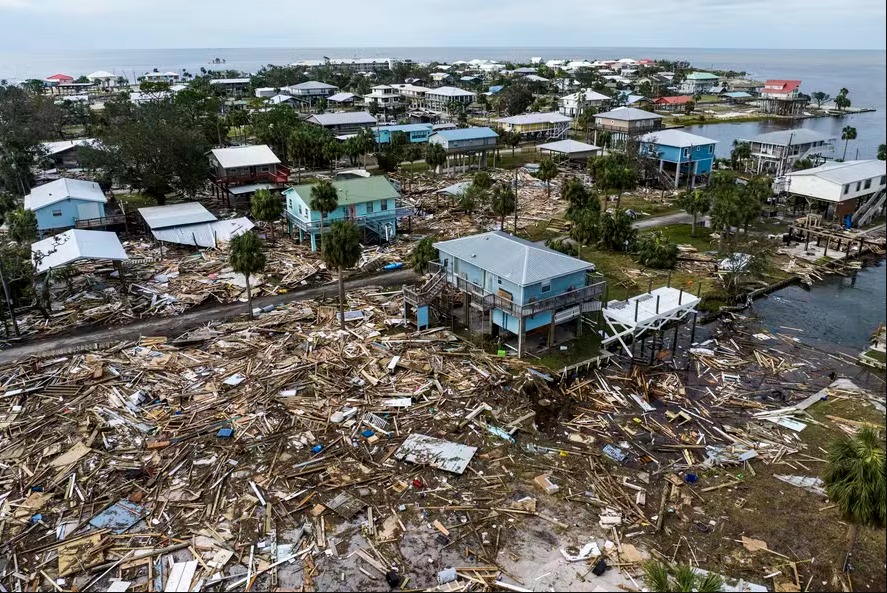 Vista aérea mostra casas danificadas após furacão Helene atingir a Flórida