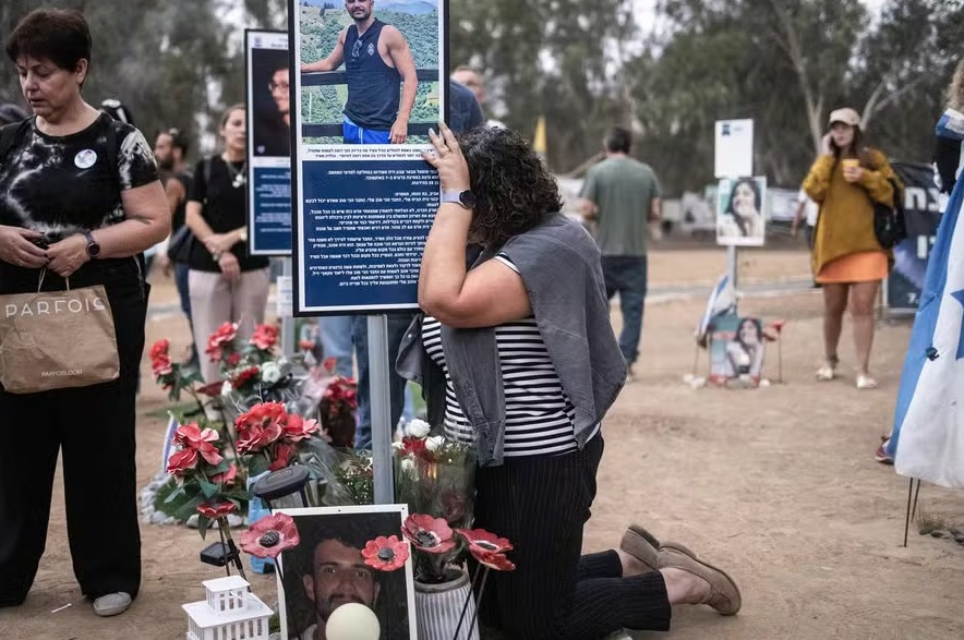 Familiares choram em memorial a reféns e vítimas no local do Festival Nova, no sul de Israel