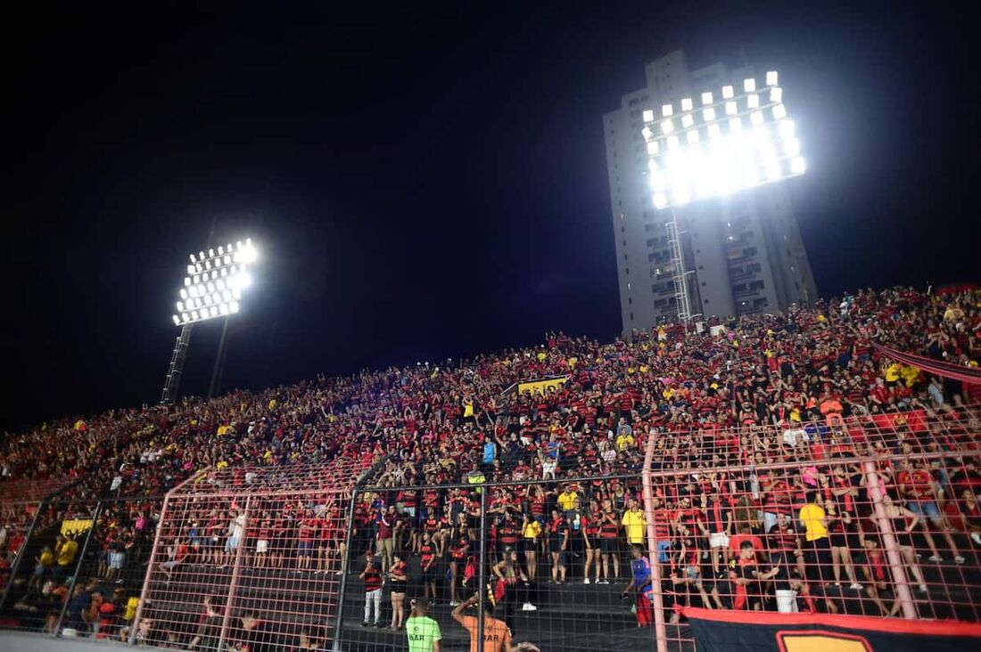 Torcida do Sport na Arquibancada Frontal da Ilha do Retiro