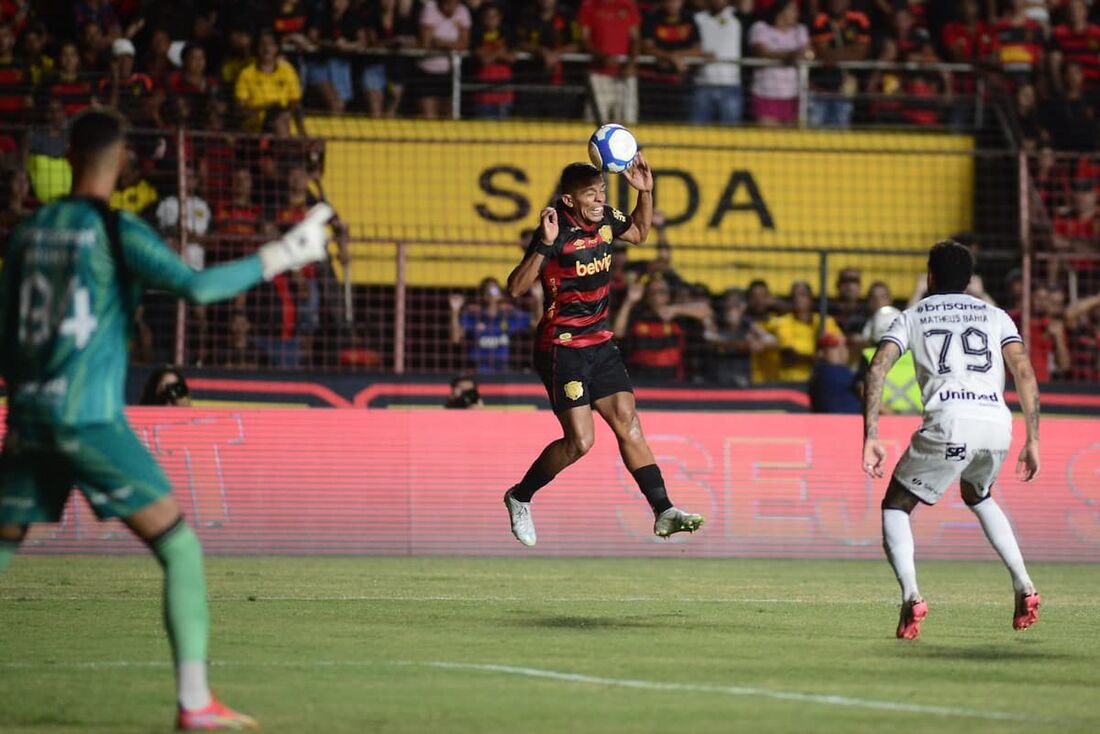 Igor Cariús em ação contra o Ceará, na Ilha do Retiro