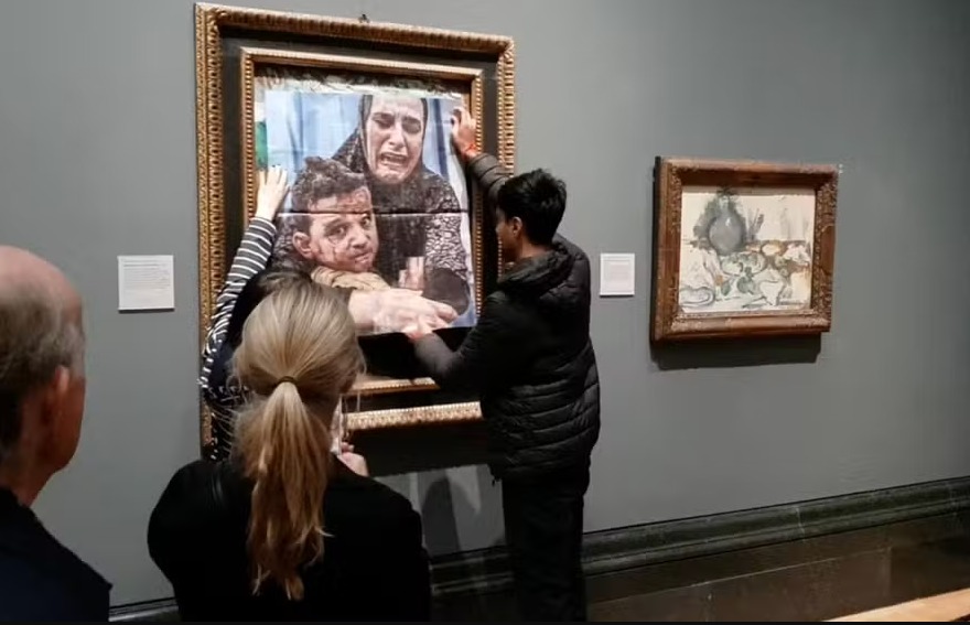 Ativistas pró-Palestina cobrem obra de Picasso com foto de Gaza na National Gallery, em Londres