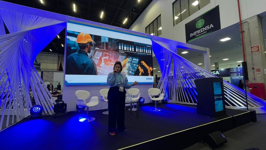 Cristiane Pimentel falou sobre os gêmeos digitais em palestra do IEEE no Futurecom 2024