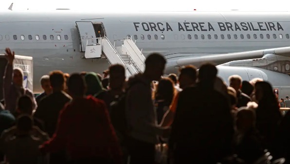 Terceiro voo da FAB desembarcando na Base Aérea de Guarulhos