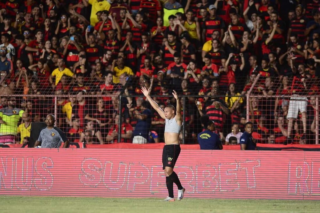 Wellington Silva, atacante do Sport, celebra gol sobre o Ceará