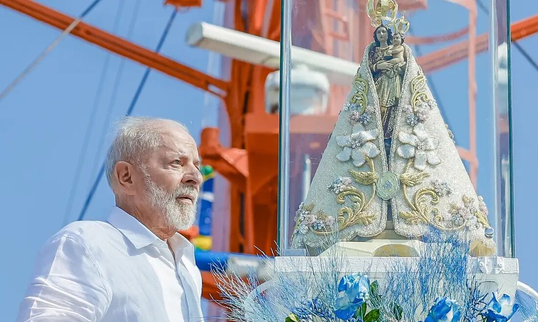 Presidente Lula contempla a imagem de Nossa Senhora de Nazaré, no Círio, em Belém