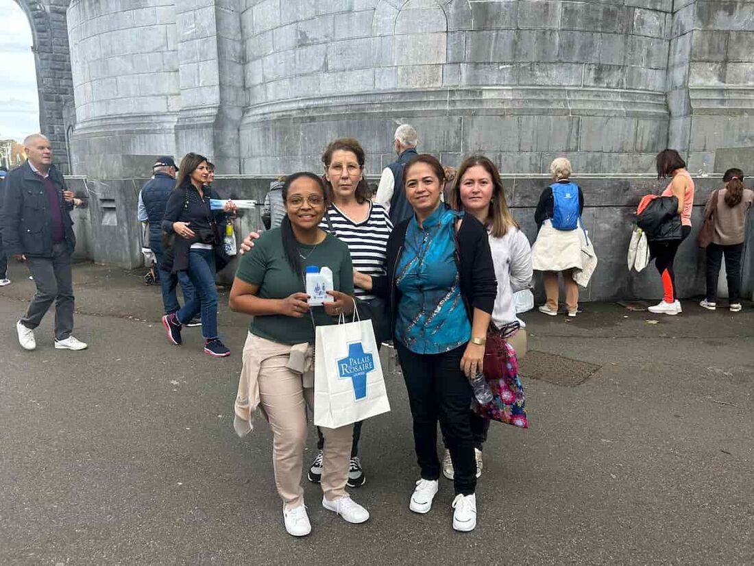 Cristina Bernardo, Lourdes Faria, Ivanete Carvalho e Cláudia Lima foram beber da "água dos milagres" na gruta de Massabielle