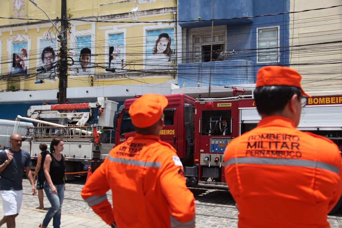 Movimentação dos bombeiros em loja atingida por incêndio no centro do Recife