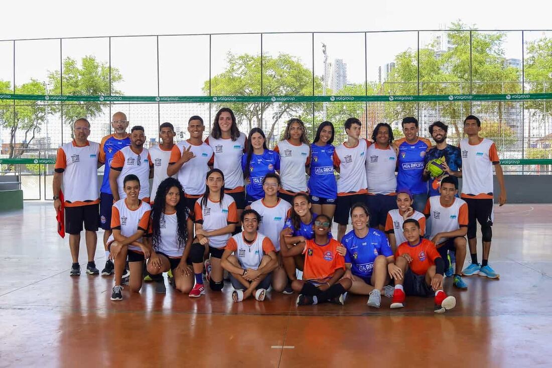 Equipe do Recife Vôlei no encontro com os alunos do projeto social do vôlei de surdos 