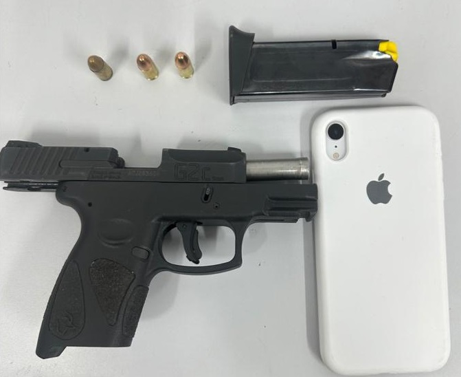 Um pistola calibre 9mm e a motocicleta usada pela dupla inicialmente abordada foram apreendidas