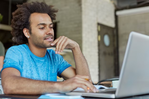 Estudante no computador