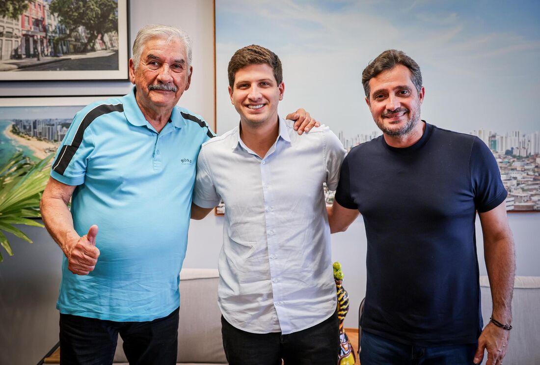 João Campos recebe prefeito eleito de Bonito