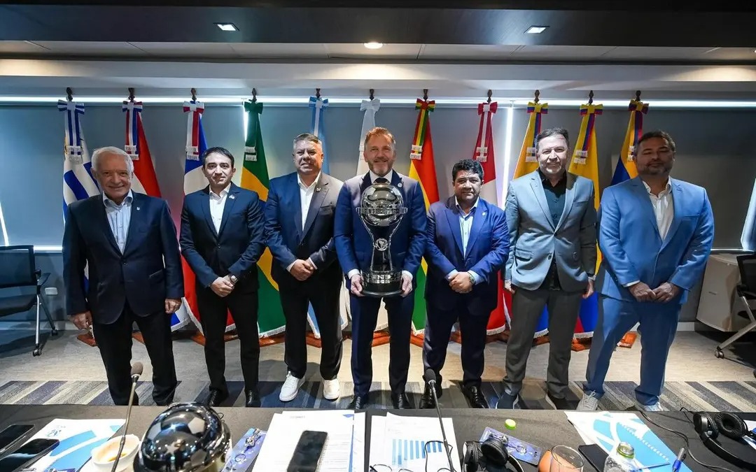 O presidente Alejandro Domínguez, com a taça da Sul-Americana, recebe os colegas da AFA, da CBF e dos clubes semifinalistas