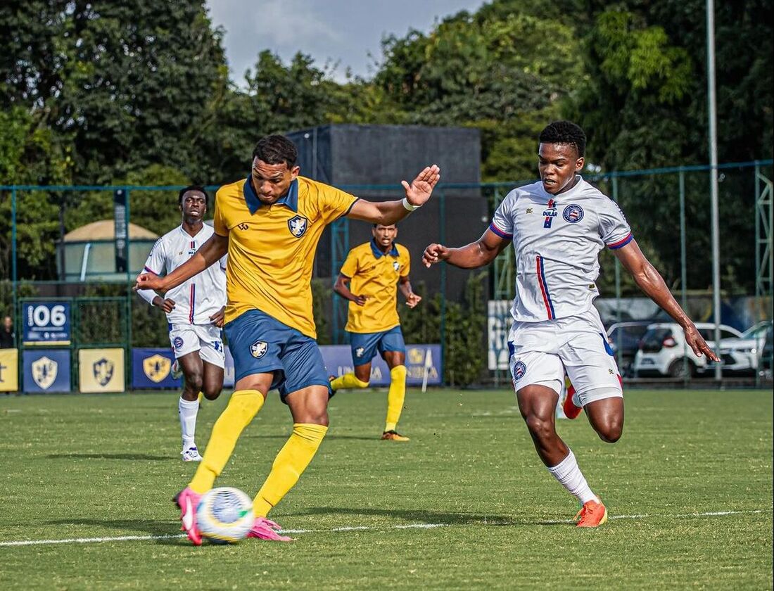 Lance de jogo entre Retrô e Bahia