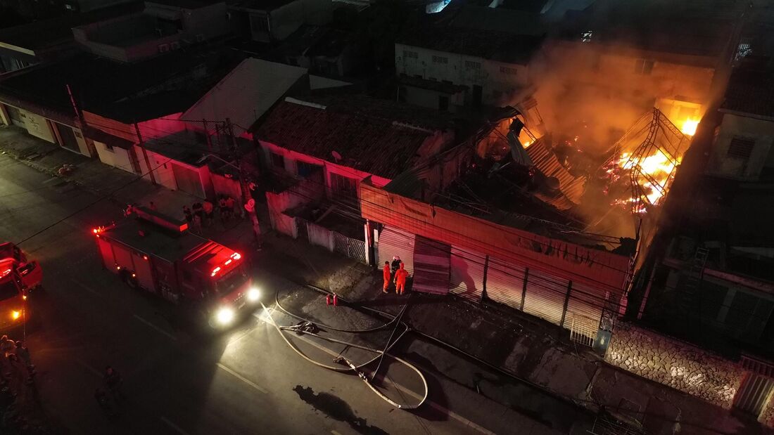 Incêndio atinge galpão em Afogados, no Recife