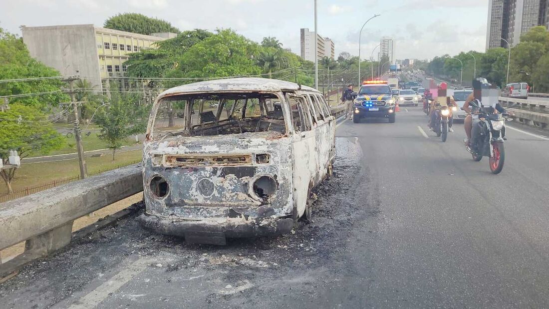 Kombi ficou destruída em cima do viaduto próximo à UFPE