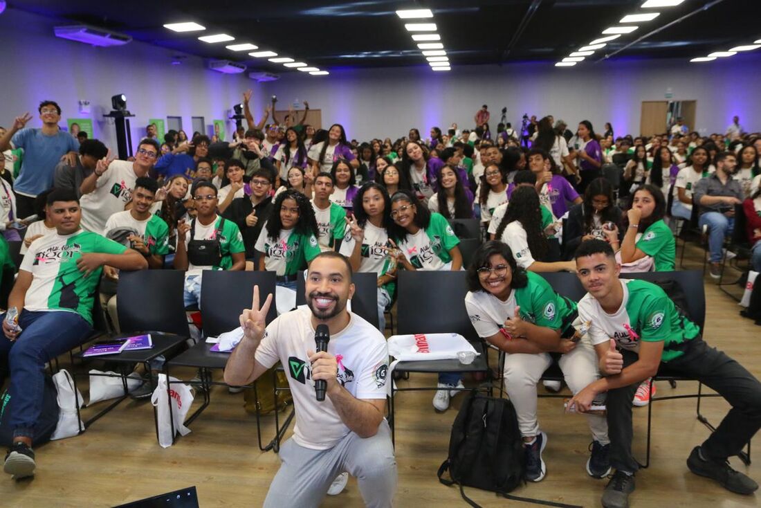 Gil do Vigor marcou presença para motivar os estudantes na preparação para o Enem, na segunda edição do "Aulão do Vigor"