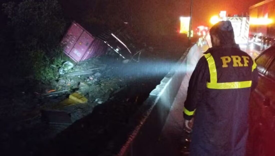 Colisão deixou mortos em rodovia do Paraná. Na foto, bombeiros e policiais trabalhando no local do acidente