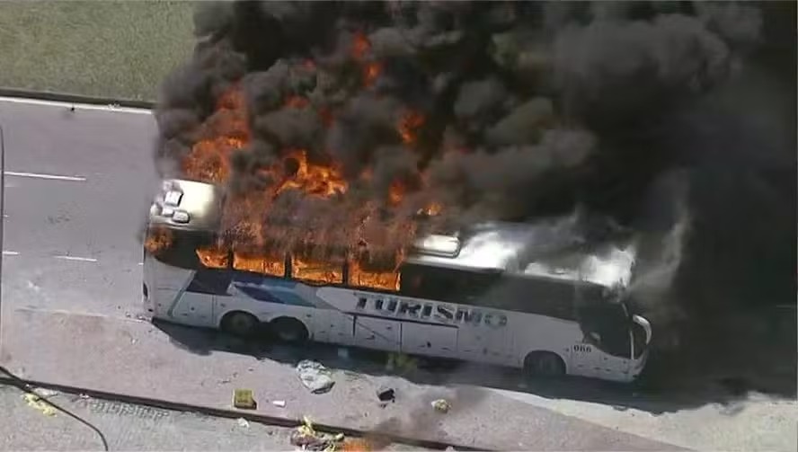 Ônibus de torcida é incendiado em confusão com torcedores do Peñarol 