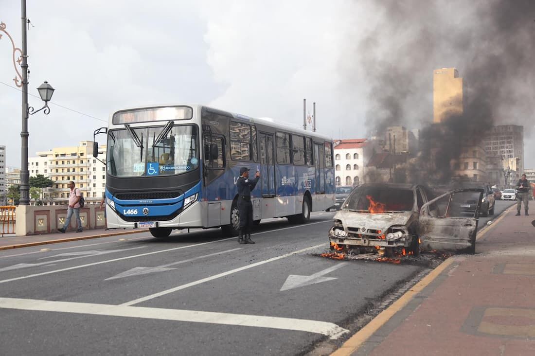 Carro pega fogo na ponte Maurício de Nassau, no Recife, na manhã desta quinta-feira (24)