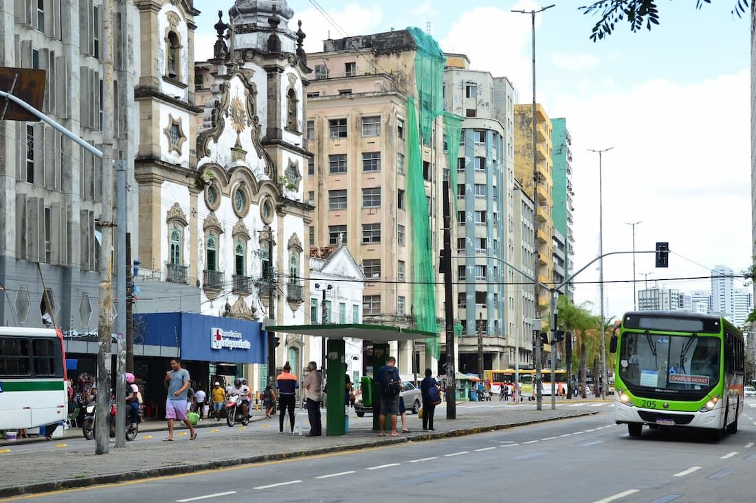 Linhas de ônibus que passam pela avenida Dantas Barreto, no bairro de Santo Antônio, Centro do Recife, sofrem mudanças de itinerários