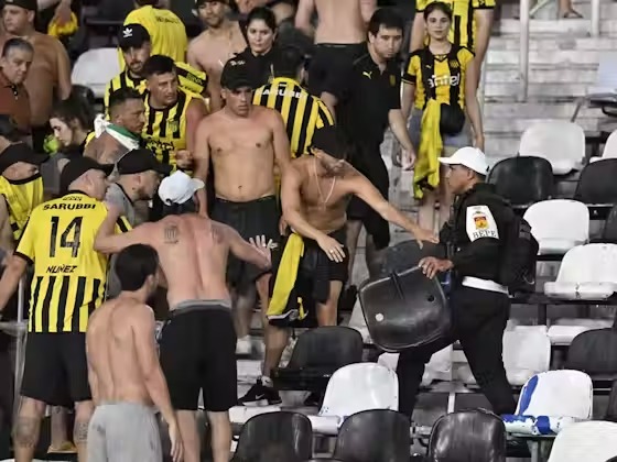 Torcida do Peñarol em confronto com a Polícia do Rio