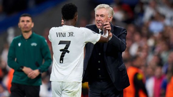 Vini Jr e Ancelotti celebram gol do camisa 7 do Real Madrid contra o Dortmund