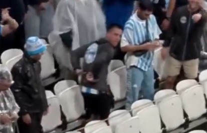 Torcedor do Racing imita macaco na arquibancada 