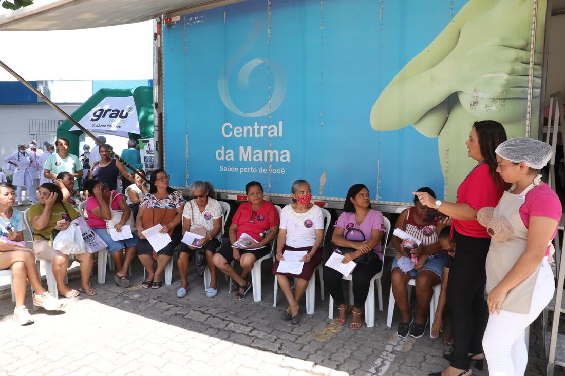 Ação de conscientização ao câncer de mama, em Jaboatão