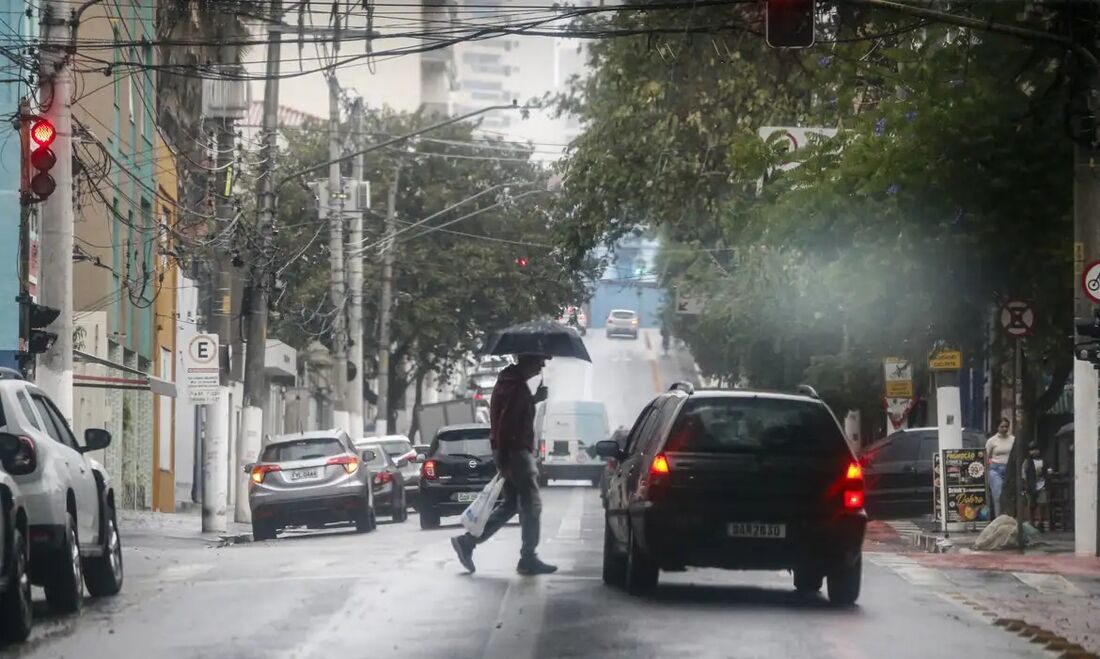 O corpo de uma mulher foi encontrado no interior de um veículo submerso no Rio Caxambu