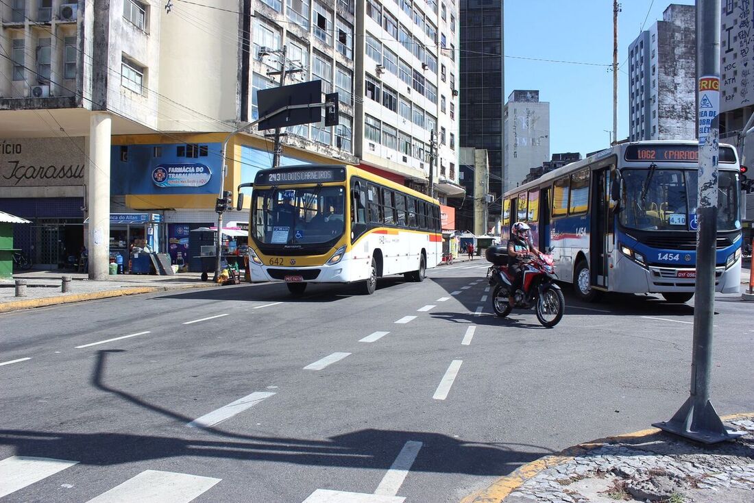 Ônibus na avenida Dantas Barreto