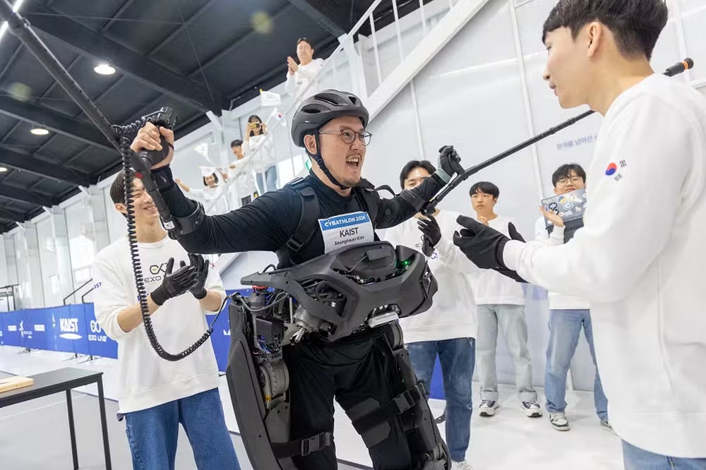 Seunghwan Kim, o piloto paraplégico da equipe KAIST, comemora após completar todas as missões na Cybathlon 