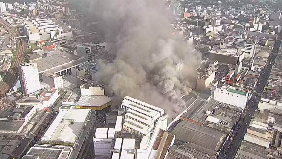 Shopping de compras na região do Brás é atingido por incêndio na manhã desta quarta-feira (30)