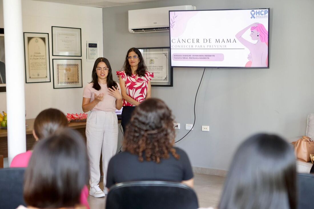 Ação de Outubro Rosa na Folha de Pernambuco