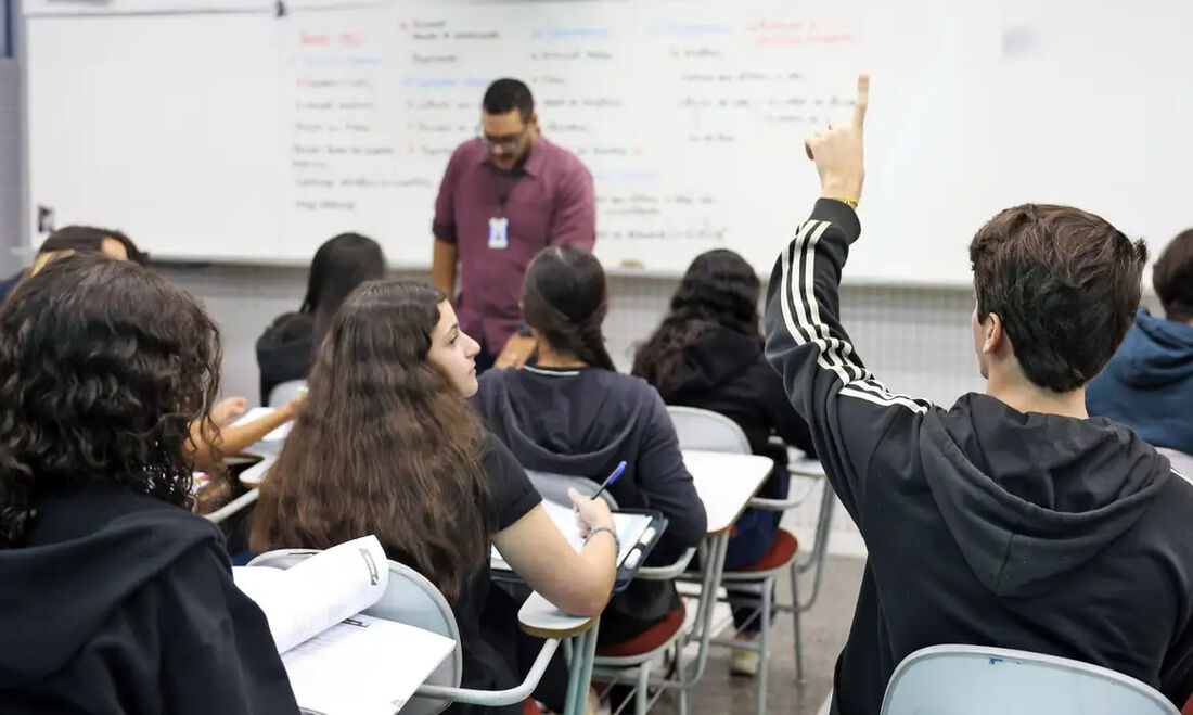 Há mais de duas décadas, uma lei tornou obrigatório o ensino da história e da cultura afro-brasileira nas escolas públicas e privadas de todo país. 