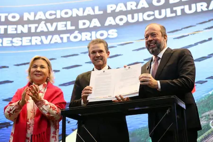 O ministro da Pesca e Aquicultura, André de Paula e o ministro de Minas e Energia, Alexandre Silveira, durante cerimônia de assinatura do Pacto Nacional para o Desenvolvimento Sustentável da Aquicultura e Energia em Reservatórios. 