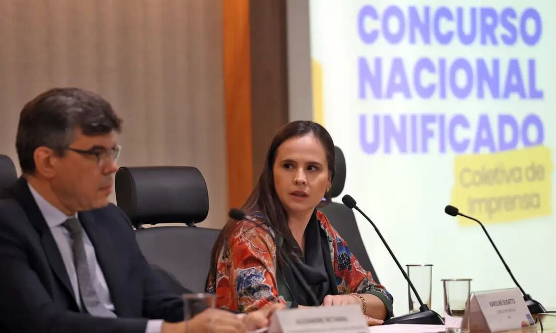 O coordenador-geral de logística do CPNU, Alexandre Retamal e a consultora jurídica do Ministério da Gestão e da Inovação em Serviços Públicos (MGI), Karoline Busatto