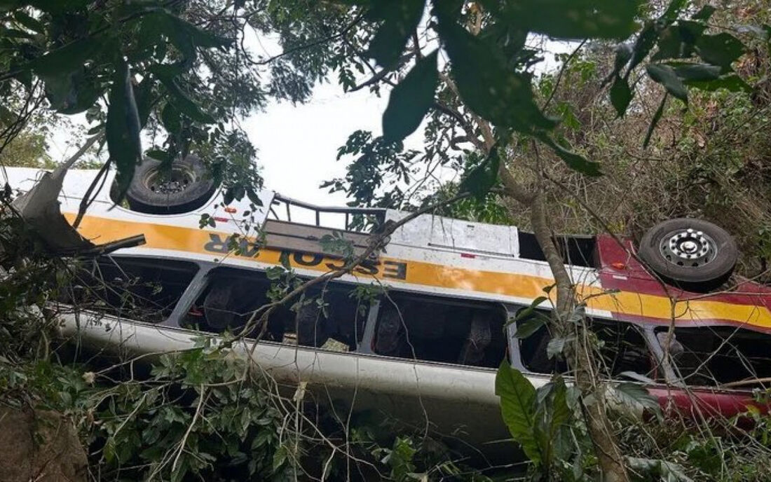 Ônibus escolar transportava cerca de 40 pessoas