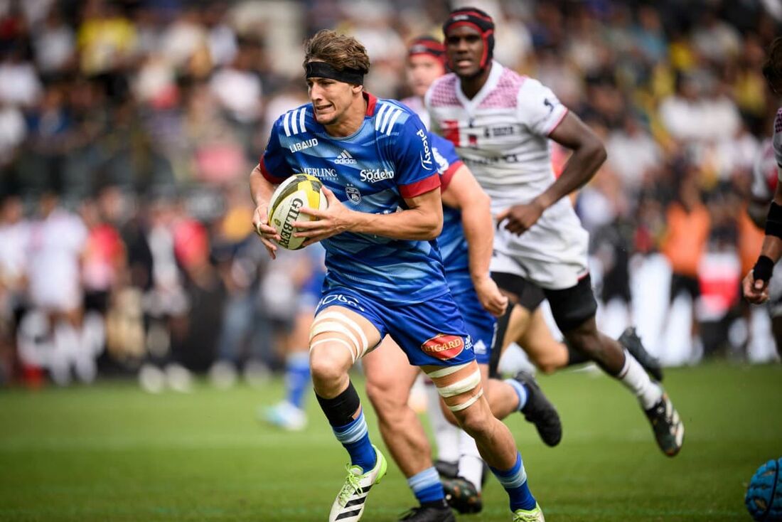 O flanker francês do La Rochelle, Oscar Jegou, corre para marcar um try durante a partida de rugby union francesa Top14