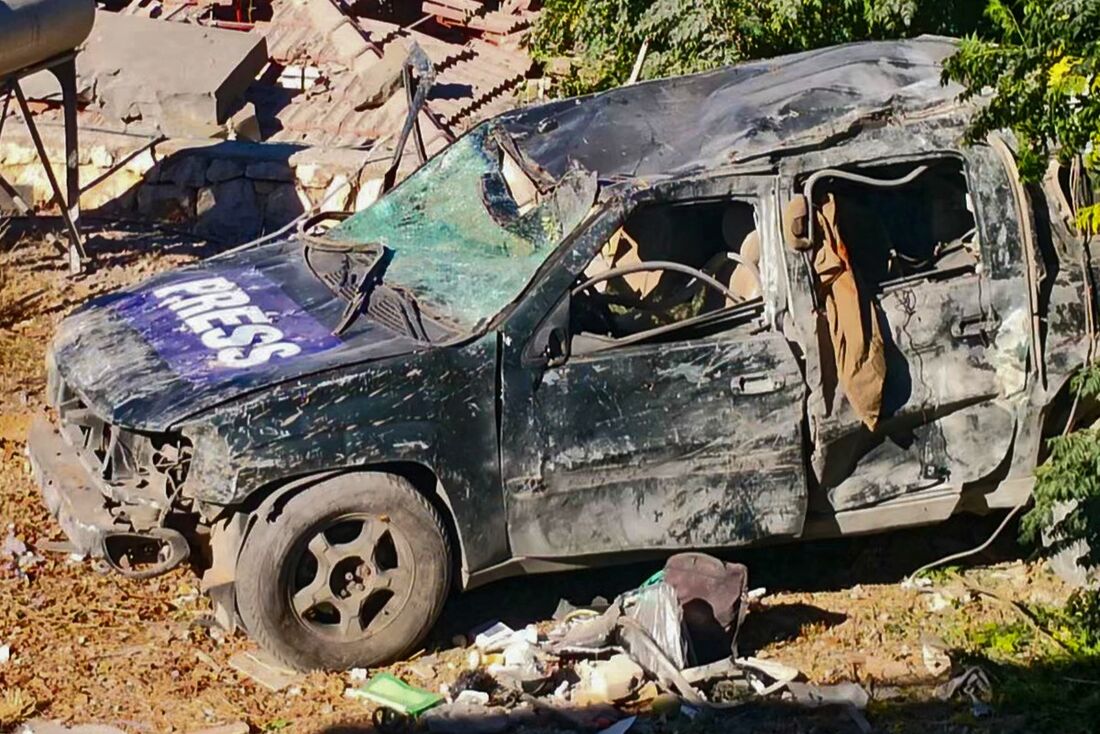 Esta imagem mostra um carro marcado como "Imprensa" no local de um ataque aéreo israelense que teve como alvo uma área onde vários jornalistas estavam localizados na vila de Hasbaya, no sul do Líbano, em 25 de outubro de 2024.