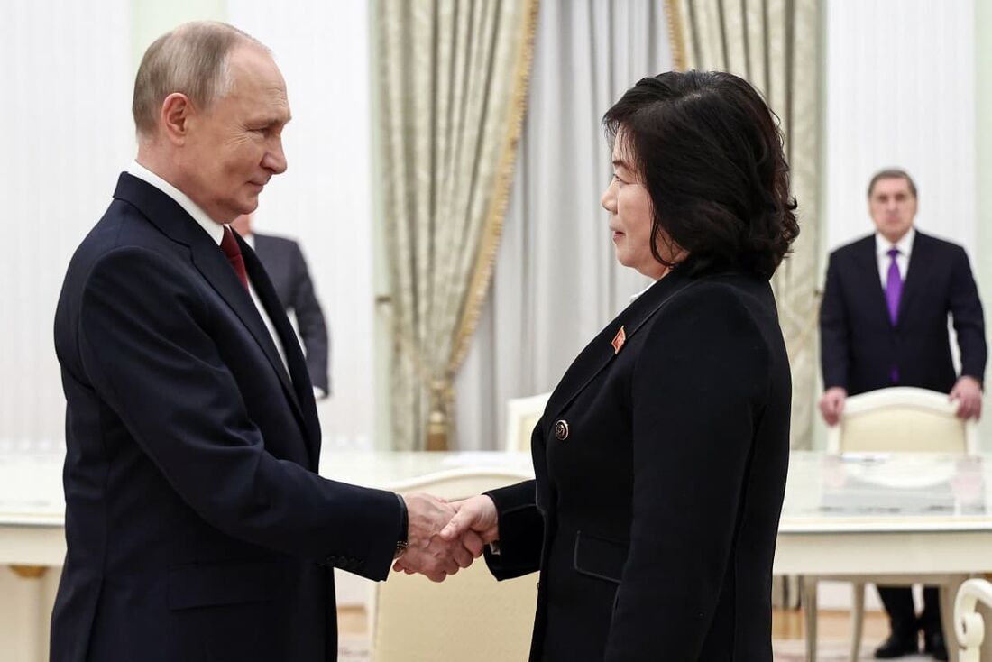 O presidente russo Vladimir Putin (E) cumprimenta a ministra das Relações Exteriores da Coreia do Norte, Choe Son Hui (D)