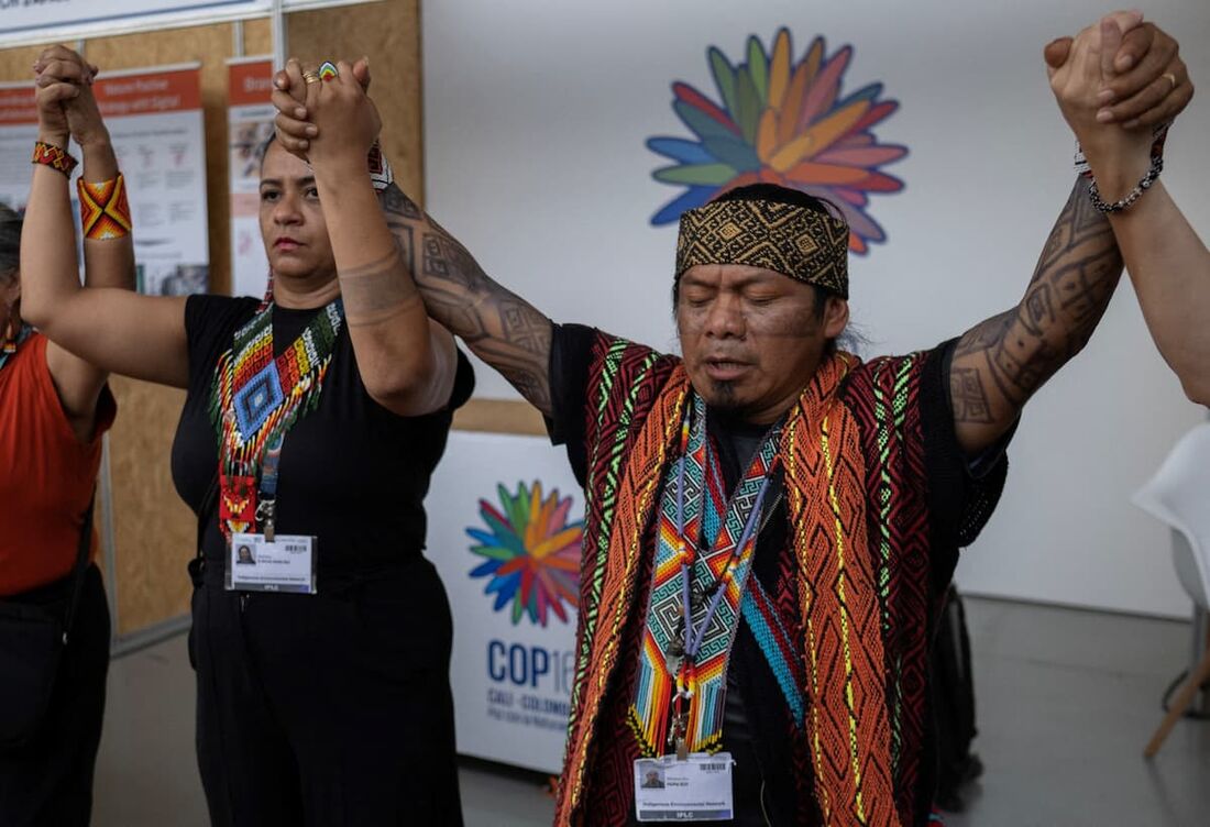 O cacique Ninawa Huni Kui, do povo indígena Huni Kuin da Amazônia brasileira, participa de um protesto contra o assassinato de ativistas ambientais, na zona azul da cúpula da COP16 em Cali