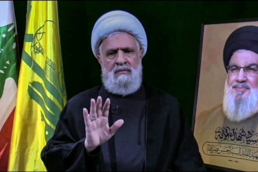 Uma captura de imagem tirada da TV Al-Manar do Hezbollah em 6 de novembro de 2024 mostra o chefe do Hezbollah, Naim Qasem