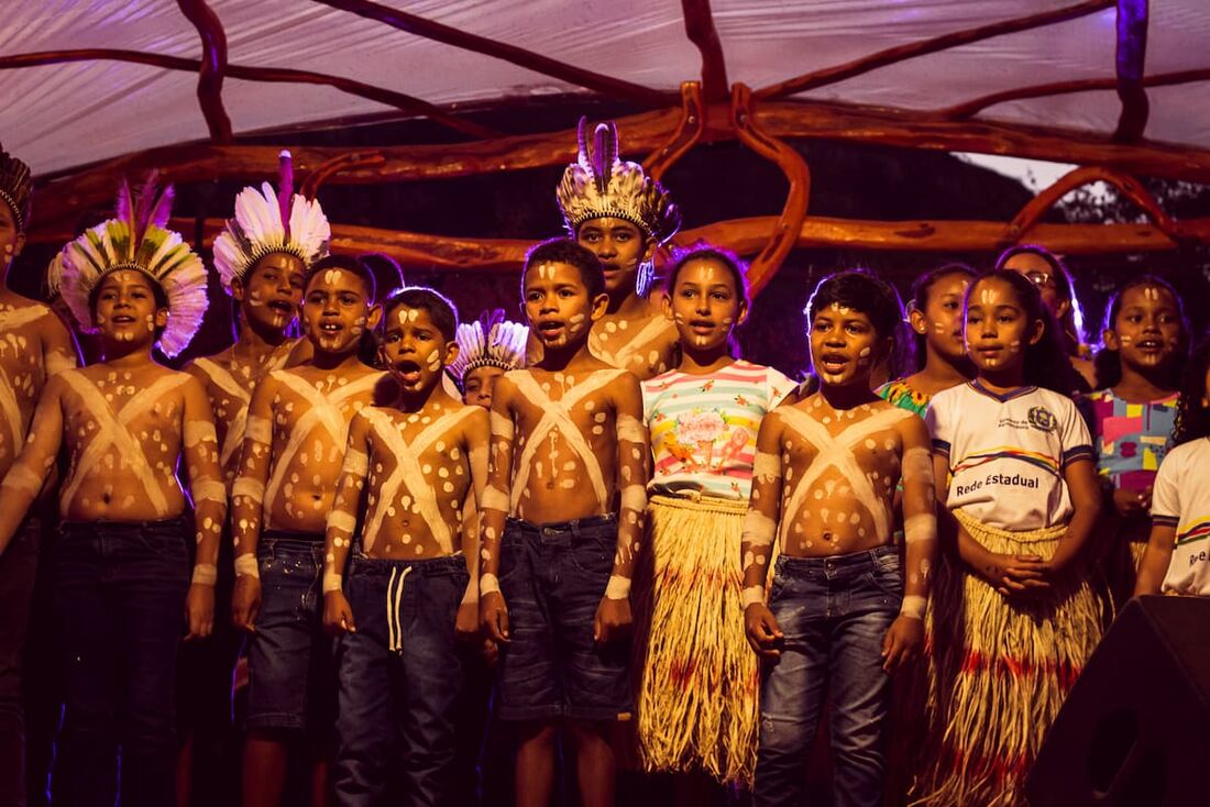 Coral Interpretar, com crianças da tribo, se apresenta no Festival sob regência de Gean Ramos Pankararu