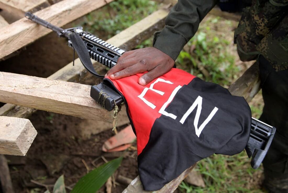 Detalhe da arma de um rebelde da patrulha do Exército de Libertação Nacional (ELN)