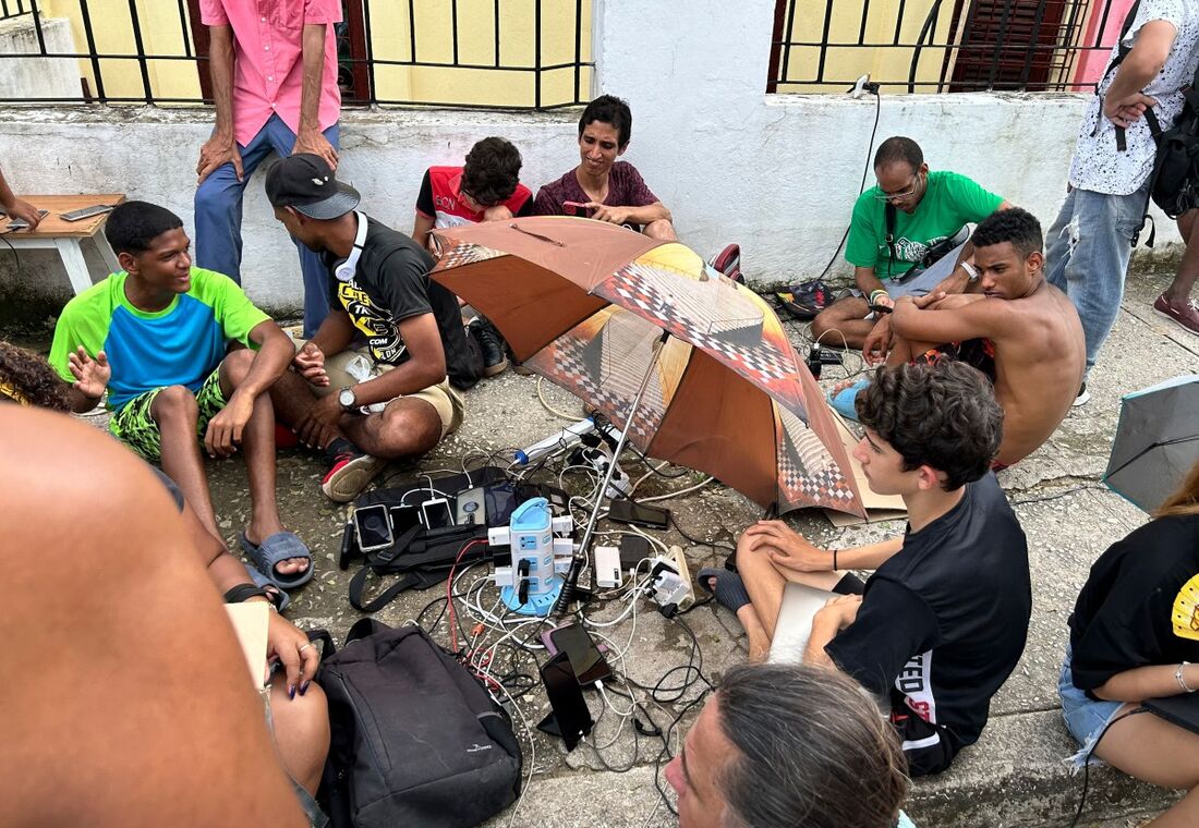 Moardores de Havana, se encontra com 48% de cobertura de eletricidade, carregando seus celulares