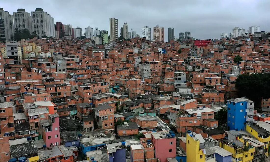 A mobilização de comunidades periféricas para participar do evento com suas demandas se deu com a implementação de duas plataformas. Uma delas é o Favela 20, ou F20, coordenada pela ONG Voz das Comunidades